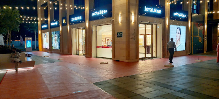 View of Joyalukkas Jewellery gold shop in Dubai